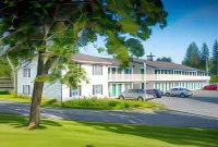 Colonnade Inn Hotels in Lyndonville