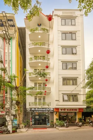 The Oversleep Catba Hostel Отели рядом с достопримечательностью «Кот Ба»