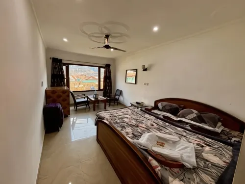 Hotel Crescent Hotels in Karapura