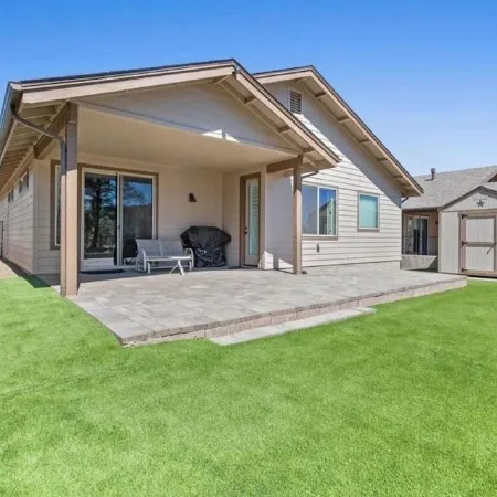 Beautiful Model home 2 minutes to town, golf and hiking. Perfect for families!
