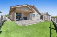 Beautiful Model home 2 minutes to town, golf and hiking. Perfect for families!