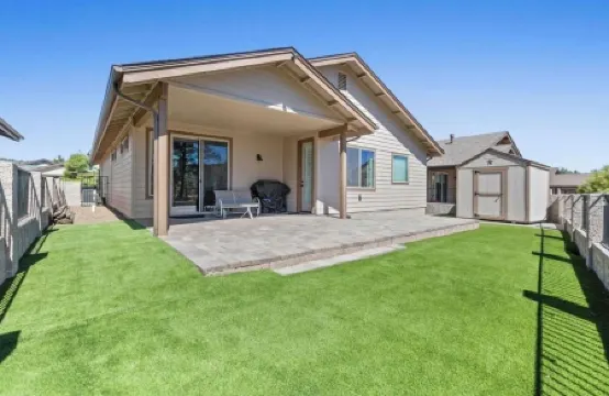 Beautiful Model home 2 minutes to town, golf and hiking. Perfect for families!