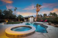 Cozy 4Bd House,10Mins to Las Vegas Strip,20Mins to Airport!Salt Water Pool &Spa! Hotels near The Arroyo Market Square