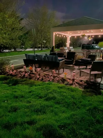 Sonesta Simply Suites Somerset Отели рядом с достопримечательностью «Ukrainian Cultural Center»