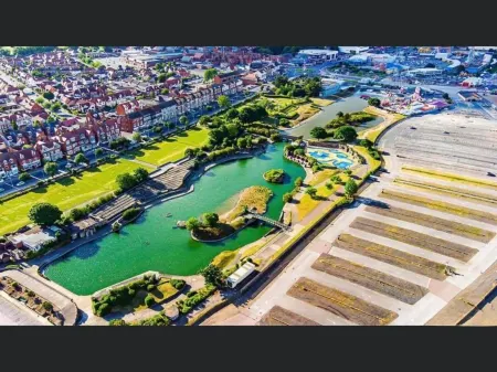 Beach Court Holiday Apartments Отели рядом с достопримечательностью «Skegness Clock Tower»