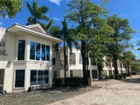 Hawaii Lounge Hotels near Hawaii Beach