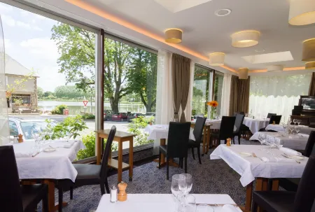 Logis Hotel du Chateau Отели в г. Лез Иф