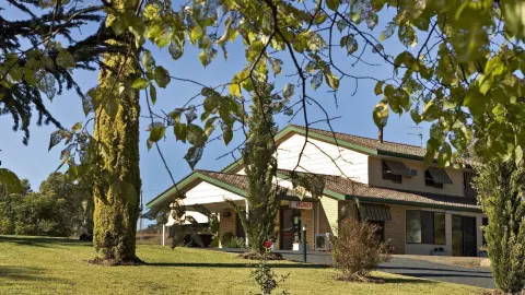 Hilltops Retreat Motor Inn in Young