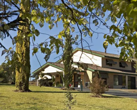 Hilltops Retreat Motor Inn Hotels in Young