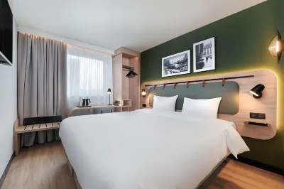 Campanile Paris Ouest - Pte de Champerret Levallois Hotels near Vert et Or