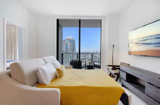 Chic Apartment with City Views and Modern Amenities - Stylish Urban Oasis