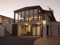 Four Palms Accommodation Hotels near Ipic Shopping Centre