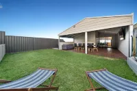 Sunny Dais Beachfront - stunning views of the Marina, Clifftops and Port Vincent