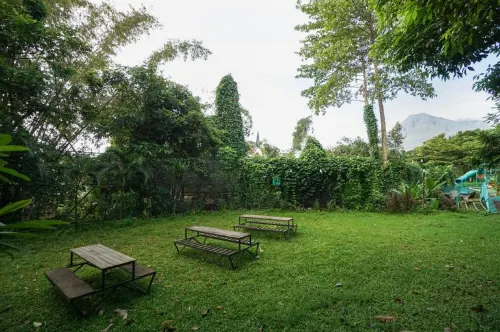Oak Tree Glamping Resort Hotel di Kecamatan Batu