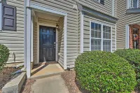 Cozy Greensboro Townhome ~ 7 Mi to Unc Campus