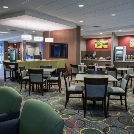 Fairfield Inn & Suites Moscow Отели рядом с достопримечательностью «Парк Лиллиан Вудворт Отнесс»