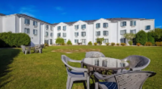 Charlevoix Inn & Suites SureStay Collection by Best Western 海斯酒店