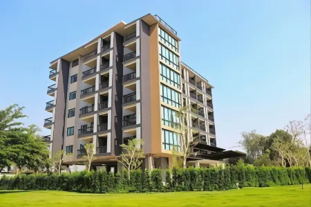 Wellness Chiang Mai Hotel Отели рядом с достопримечательностью «Roitawarabarn Baandhawalai - Porter house»