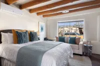 Luxurious Casita del Sol - 5 Min. Walk to Plaza - Private Backyard - Fireplace - Condos