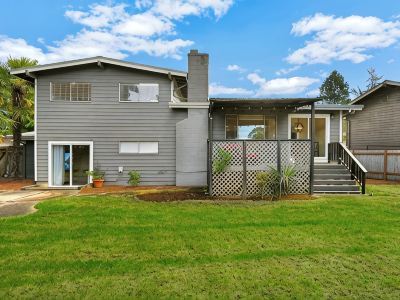 Spacious 5BR Retreat w/ Sunshine & Lush Green near Bellevue, Seattle and Airport