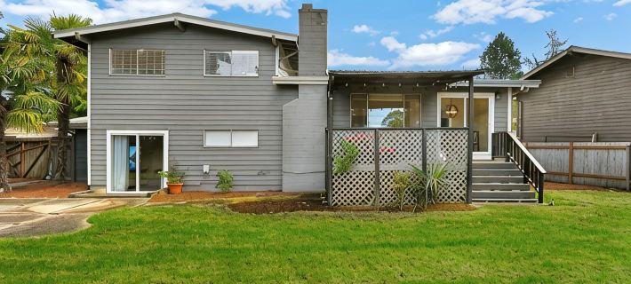 Spacious 5BR Retreat w/ Sunshine & Lush Green near Bellevue, Seattle and Airport Hotels in Renton
