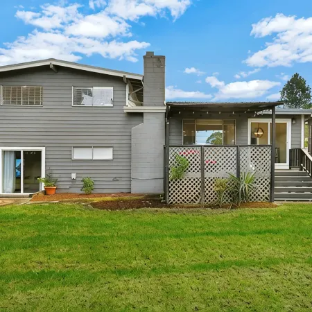 Spacious 5BR Retreat w/ Sunshine & Lush Green near Bellevue, Seattle and Airport