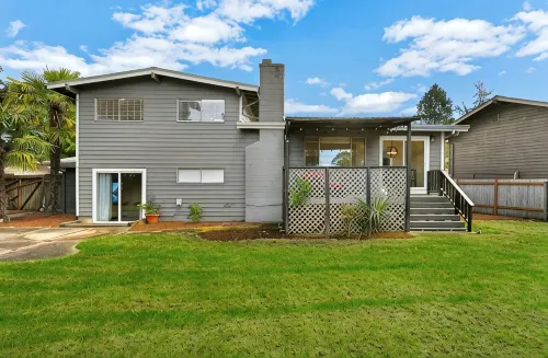 Spacious 5BR Retreat w/ Sunshine & Lush Green near Bellevue, Seattle and Airport