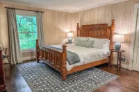 Cozy Retreat 5 Min from Mainstreet - Covered Deck - Fireplaces - Secluded - balcón