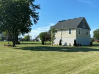 Charming 3-BR house w/golf, pool, WiFi, AC at pet friendly Middle Bass Island - Homestays