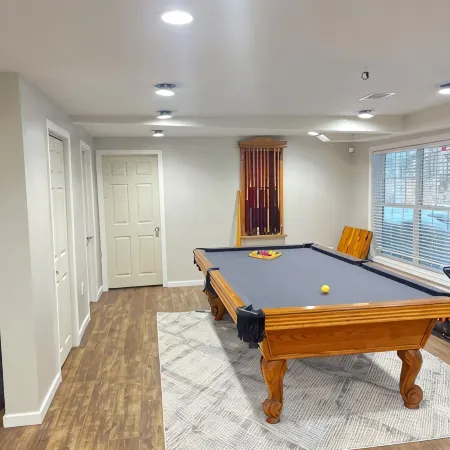 Comfortable and Spacious Home: Entertainment Room, Gym + Large Deck and Patio