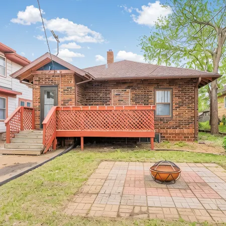 Cozy Cottage Within Walking Distance to Avera Hospital