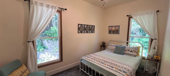 Relaxing Townhouse Downtown Dubuque with Fenced in Backyard & Pet Friendly Hotels in Дуб'юк
