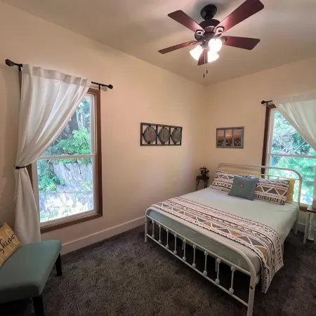 Relaxing Townhouse Downtown Dubuque with Fenced in Backyard & Pet Friendly