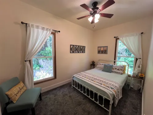 Relaxing Townhouse Downtown Dubuque with Fenced in Backyard & Pet Friendly