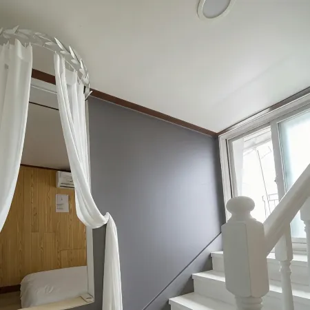Daebudo (Seonjaedo) Gallery Spa Pension (Netflix Free) Отели рядом с достопримечательностью «Загородный клуб Island»
