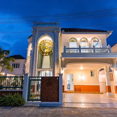Phuket's unique Sino-style villa with private pool Отели рядом с достопримечательностью «Пристань для яхт Лодочная лагуна»