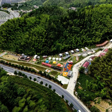 Liuwanqing Gorge Ling Shang Hua Kai Camping Hotel