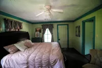 Old Fashioned 1930s Country Cottage Retreat in Plantersville - Near TX Ren Fest