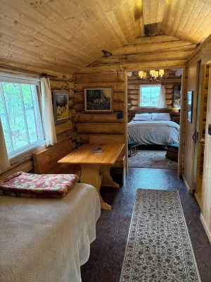 Cozy historic log cabin in downtown Talkeetna with WiFi