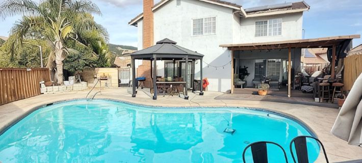 Tranquil Escape: 4-Bedroom Home with Modern Amenities and pool ヴァレーホのホテル