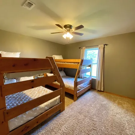 Charming Hilltop Hideaway Lodge in Blossom TX-4 bedroom- Sleeps up to 25