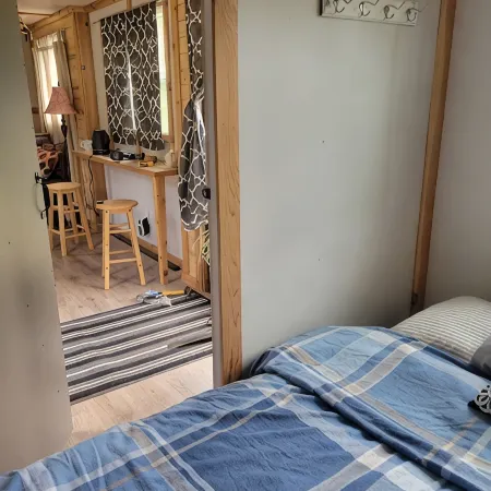 Tiny House with Stunning Mountain Views, 5 Min Forested Trail Walk to Arrow Lake