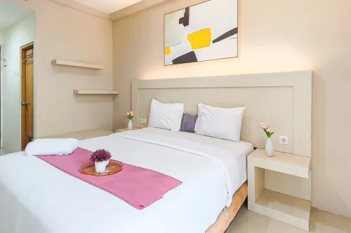 Comfy White Studio for 2 Pax at Bale Hinggil Apartment By Travelio - Apartments