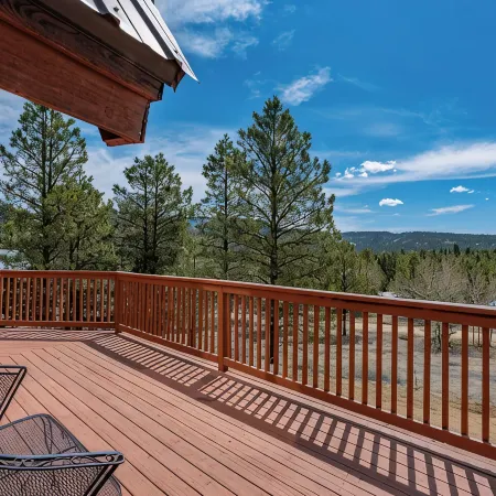 Charming Updated 3-bedroom Chalet with Deck; Small dogs welcome!