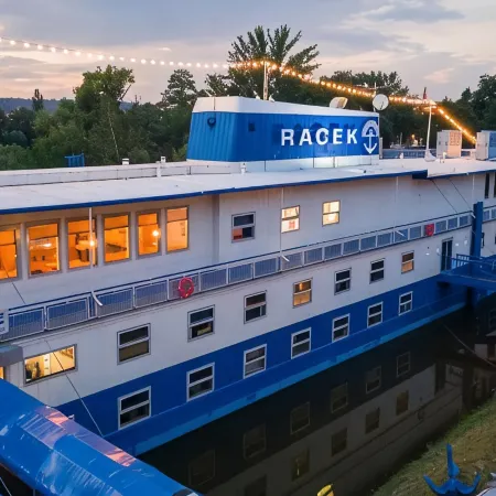 Botel Racek