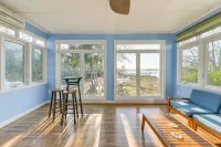 Charming Pet Friendly 4-bedroom river view home with grill, in lovely Weems!