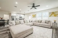 New  3BR by Hospital & Lake Granbury w/Starlink internet,local pool,4-80in  TVs