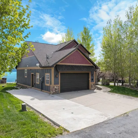 Lakeside Haven, a cozy and relaxing home that sleeps 24 with pool/hottub access!