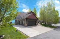 Lakeside Haven, a cozy and relaxing home that sleeps 24 with pool/hottub access!