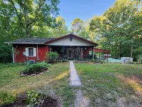Rustic Red Cabin on Kerr Lake - Homestays